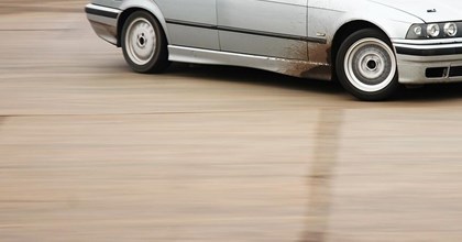 Araç Çukurlardan Geçerken Neden Ses Yapar ve Yol Tutuşu Neden Bozulur?